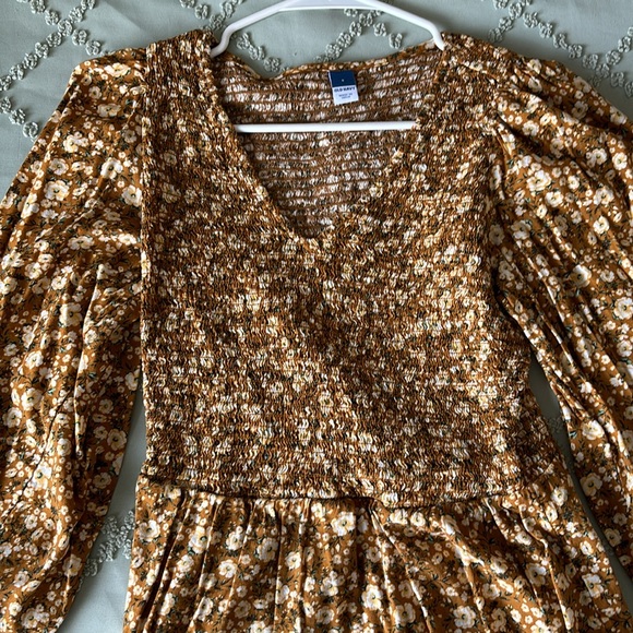 Ruched Old Navy flared flower top - Picture 2 of 3